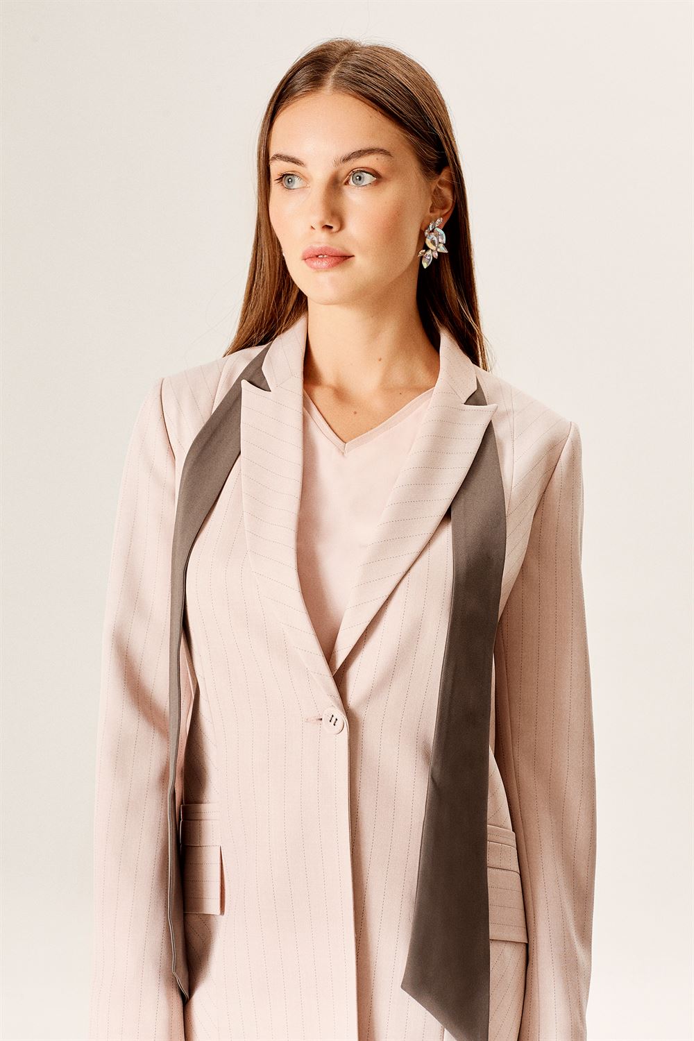 Fularlı Cep Detaylı Blazer Ceket