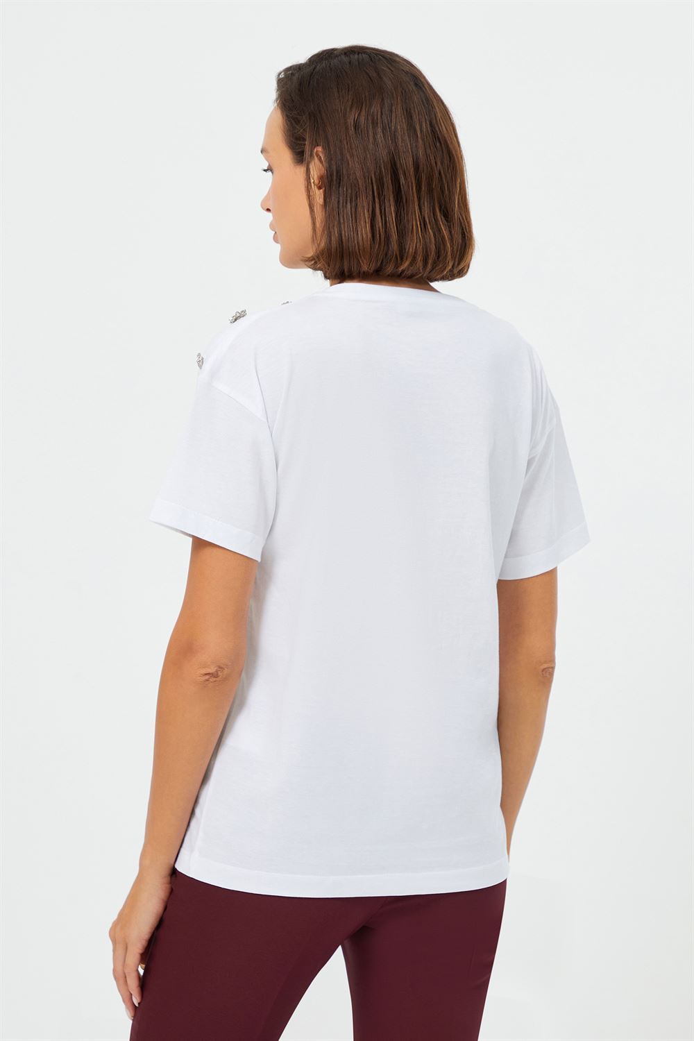 Omuzu Düğme Detaylı T-Shirt