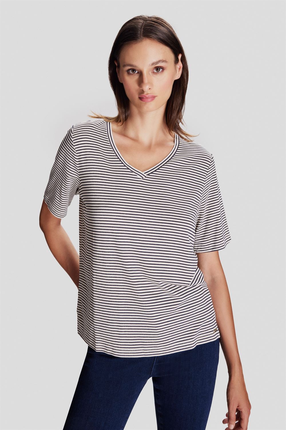 V Yaka Çizgili T-shirt