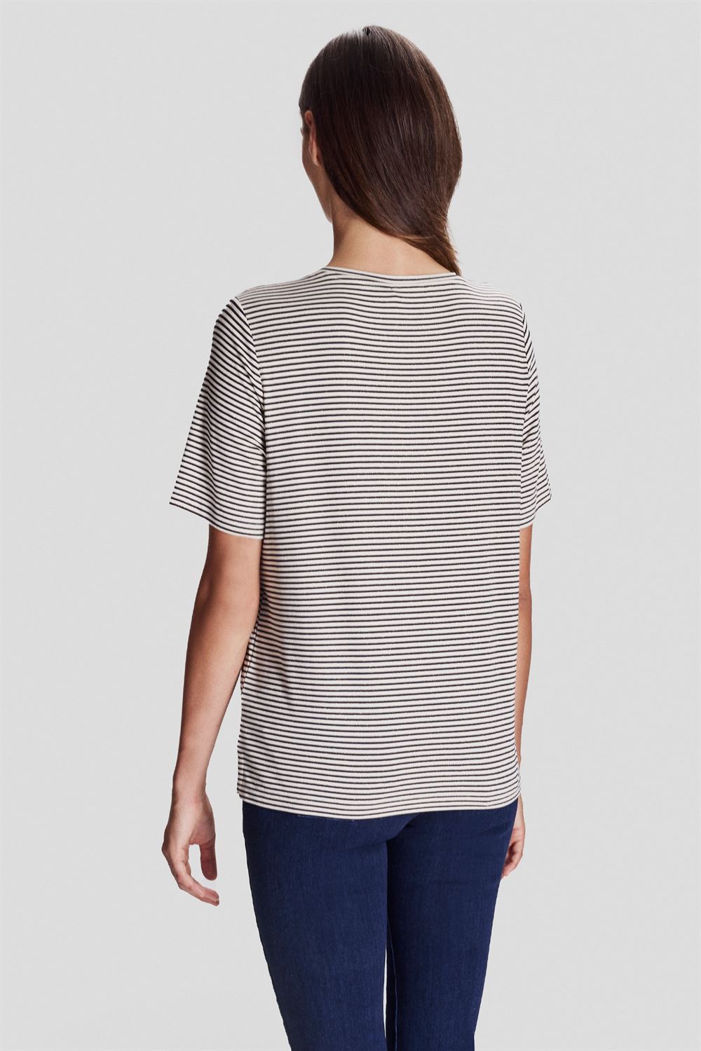 V Yaka Çizgili T-shirt