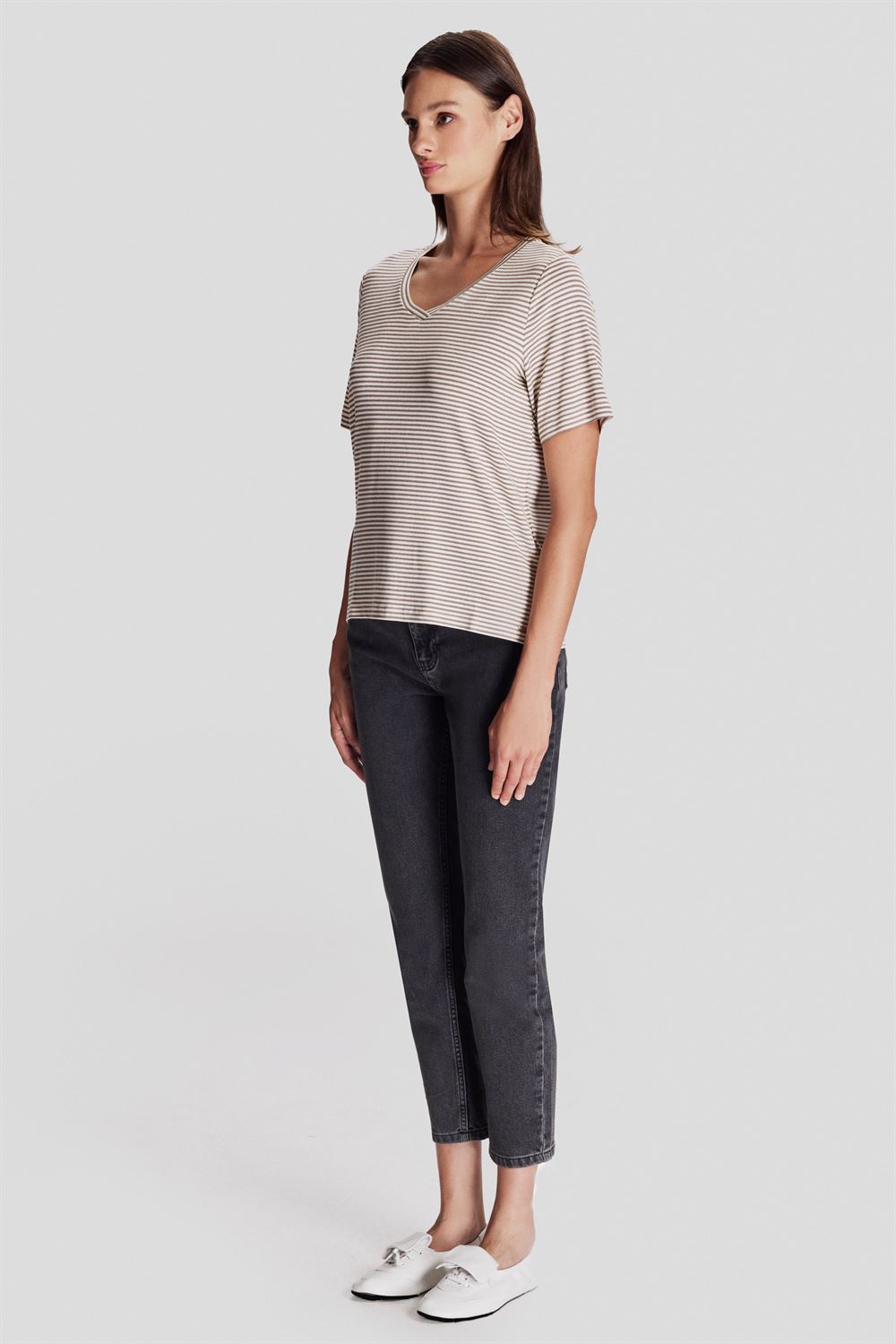 V Yaka Çizgili T-shirt