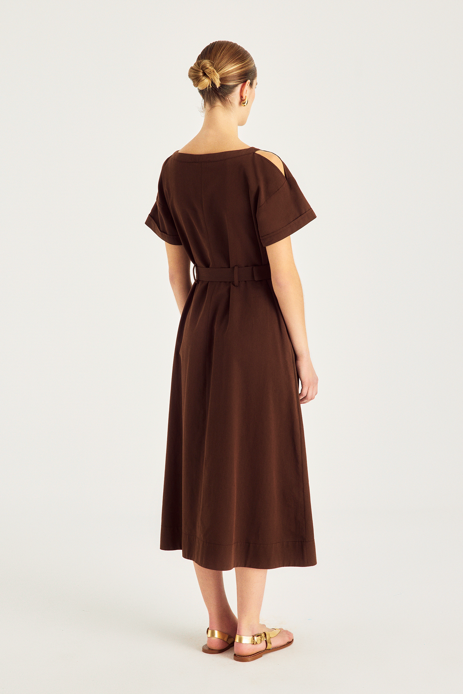 Kolu Yırtmaç Detaylı Kemerli Elbise