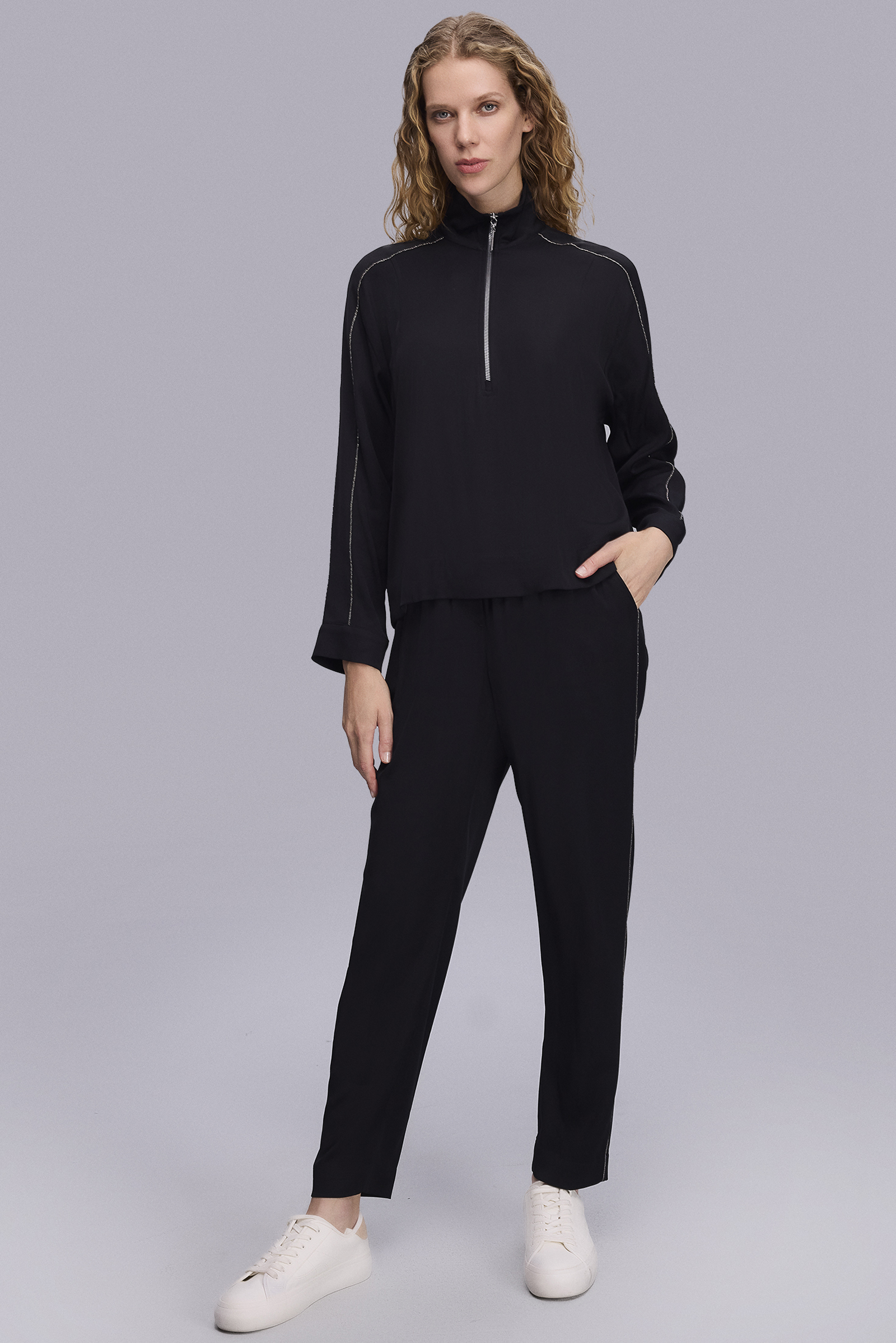 Yakası Fermuarlı Siyah Spor Üst Yakası Fermuarlı Siyah Spor Üst