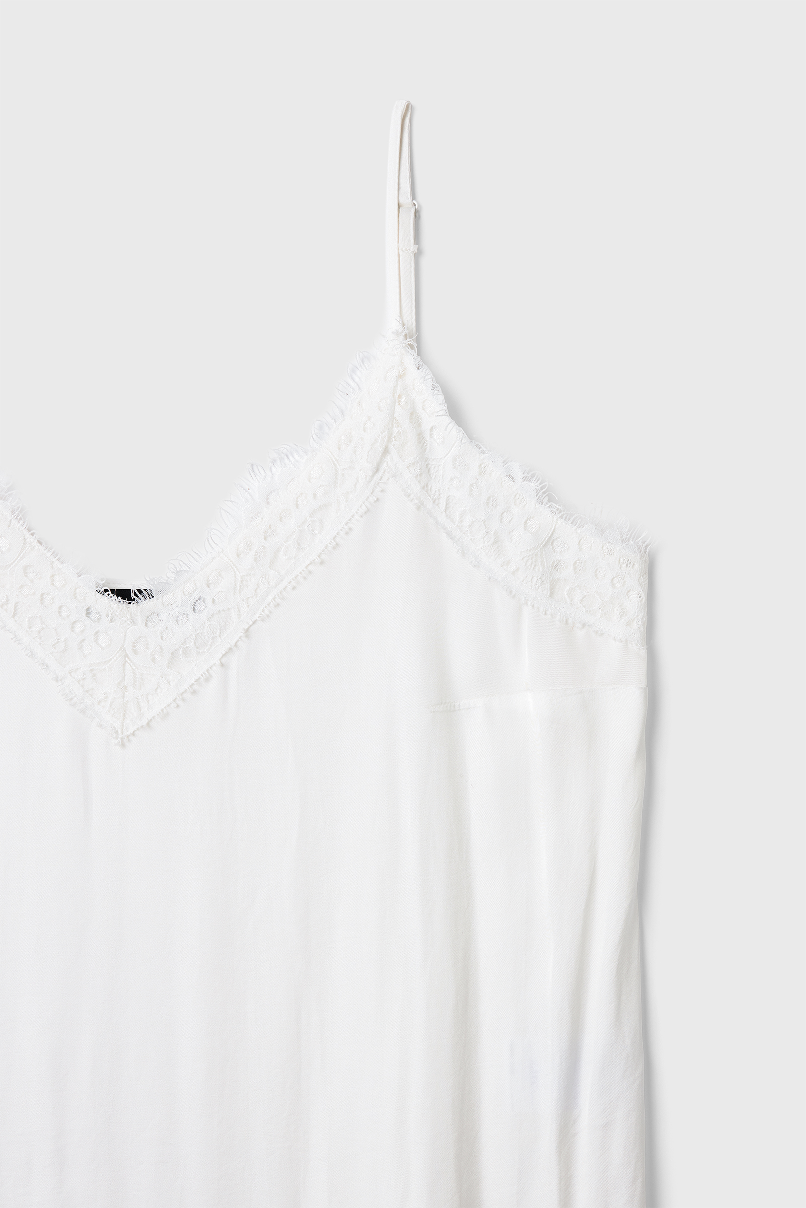 Yakası Dantelli Askılı Ekru Bluz