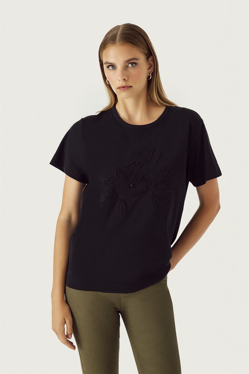 Üzeri Çiçek Desenli Siyah T-Shirt