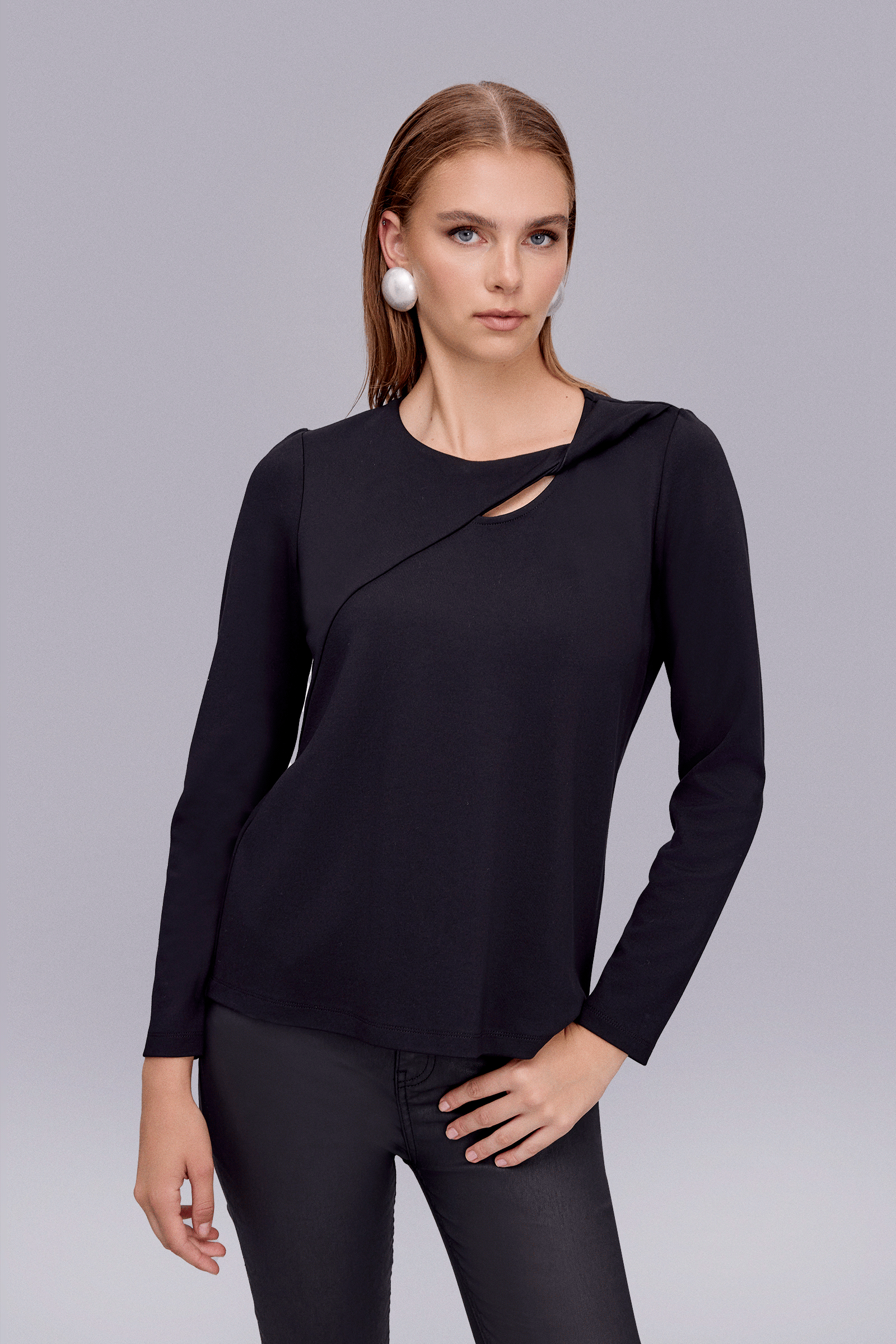 Yakası Burgu Detaylı Siyah Örme Bluz Yakası Burgu Detaylı Siyah Örme Bluz