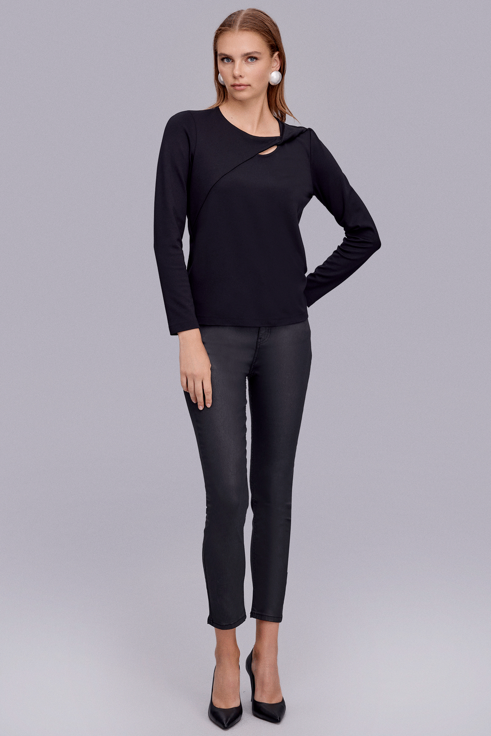 Yakası Burgu Detaylı Siyah Örme Bluz Yakası Burgu Detaylı Siyah Örme Bluz