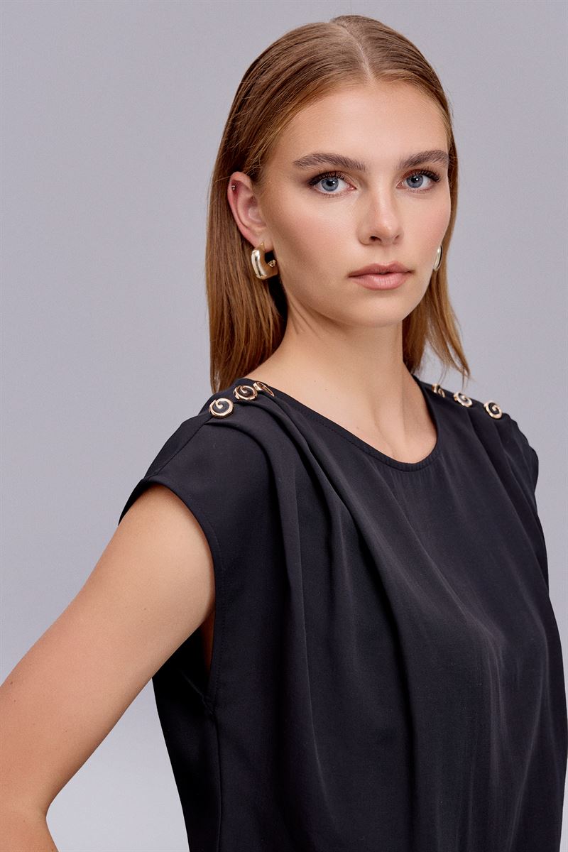 Omuzları Düğmeli Siyah Bluz