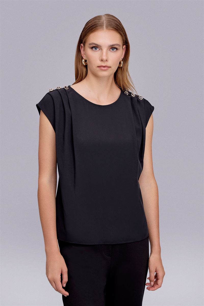 Omuzları Düğmeli Siyah Bluz